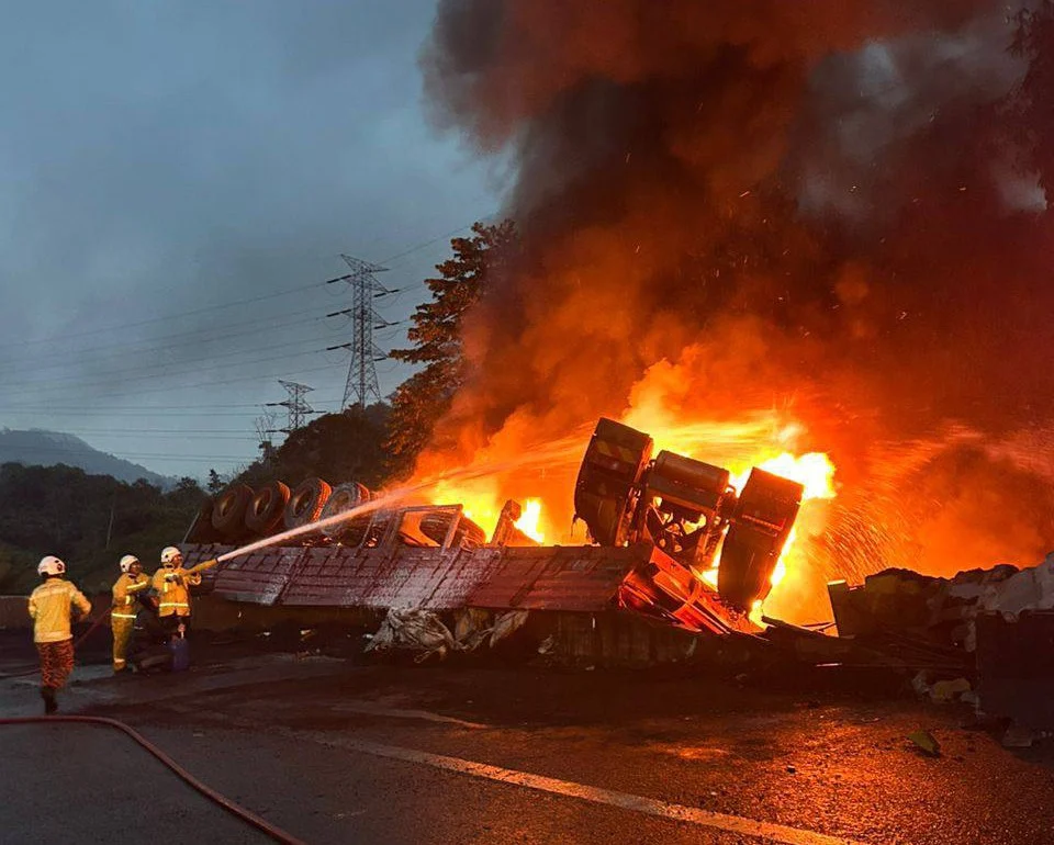 Nahas 4 maut: Treler hempap kereta terbakar ketika cuba dialih