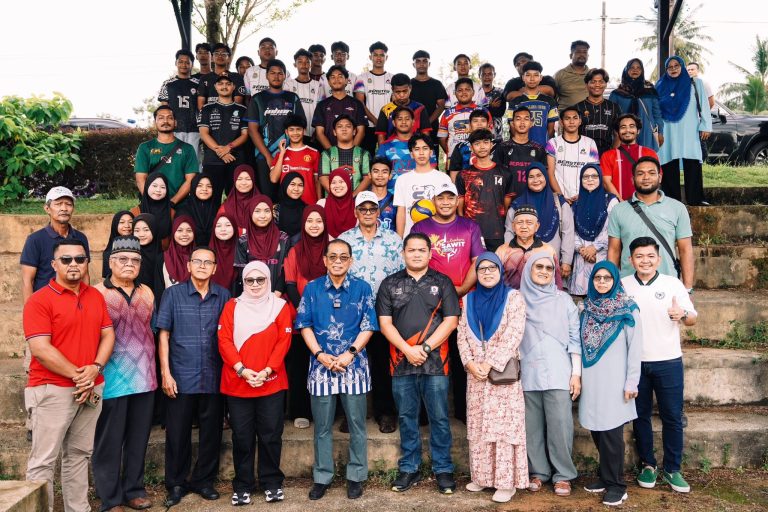 DISYORKAN UNTUK ANDA :
‘Tok Ajak’ Hargai Pengorbanan “Pejuang Laut” Cari Rezeki
Wanita UMNO Terus Komited Memperkasa Parti, Dampingi Rakyat – Noraini
Kerajaan Digesa Tubuh Tribunal Khas Siasat Isu Rohingya Dan Sindiket Penyeludupan