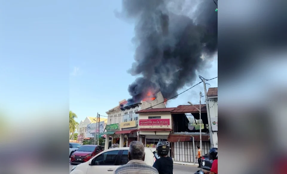Tiga premis dua tingkat terbakar