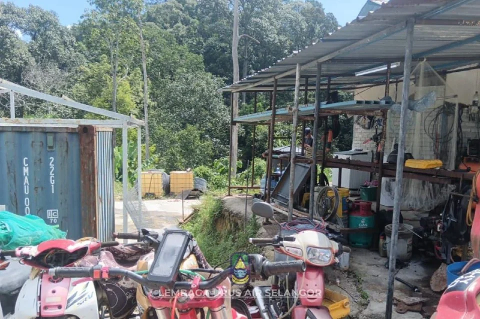 Tangki simpanan minyak bocor di bengkel motosikal punca bau abnormal di Sungai Salak