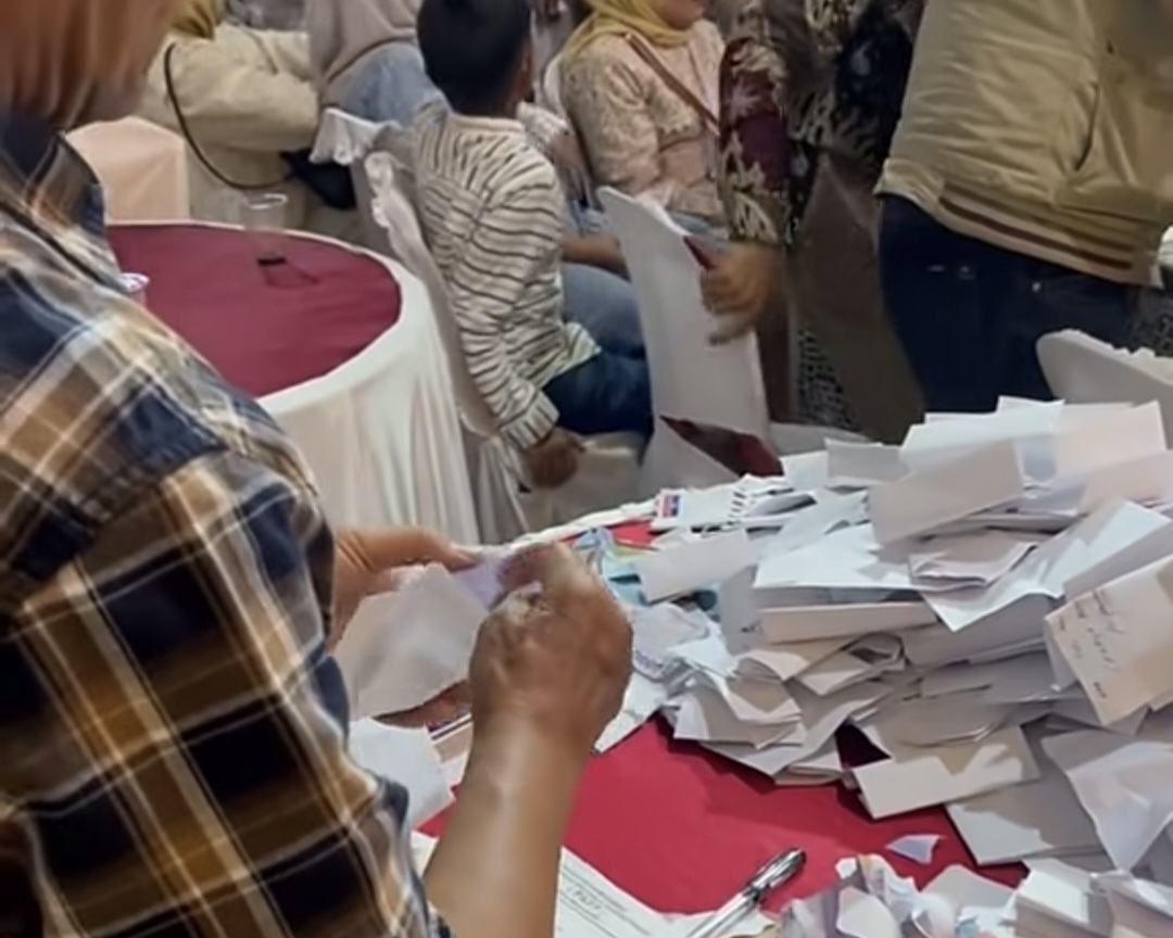 Tuan rumah umum duit sampul tetamu semasa majlis kahwin