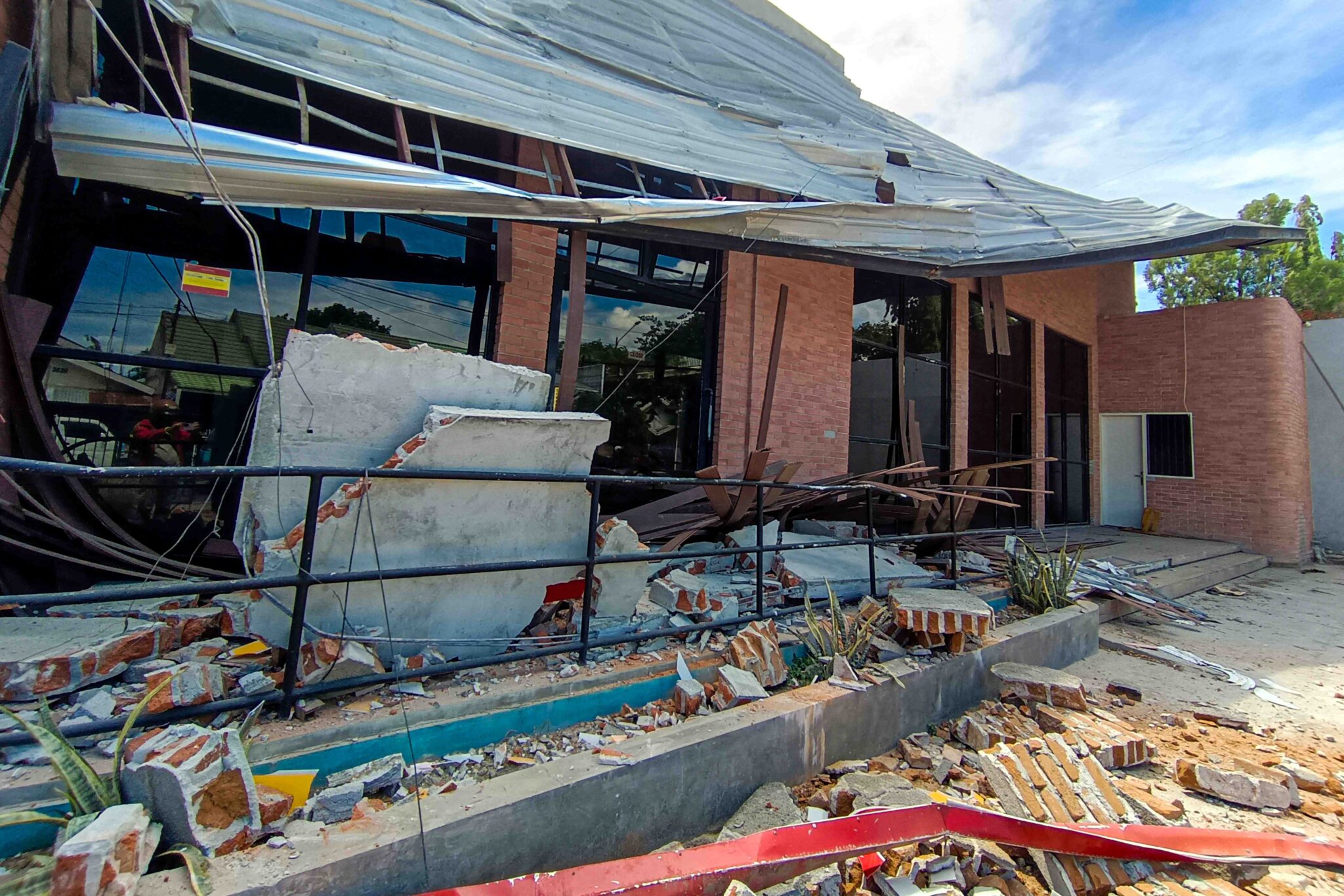 Gempa kuat, cetek gegar Indonesia