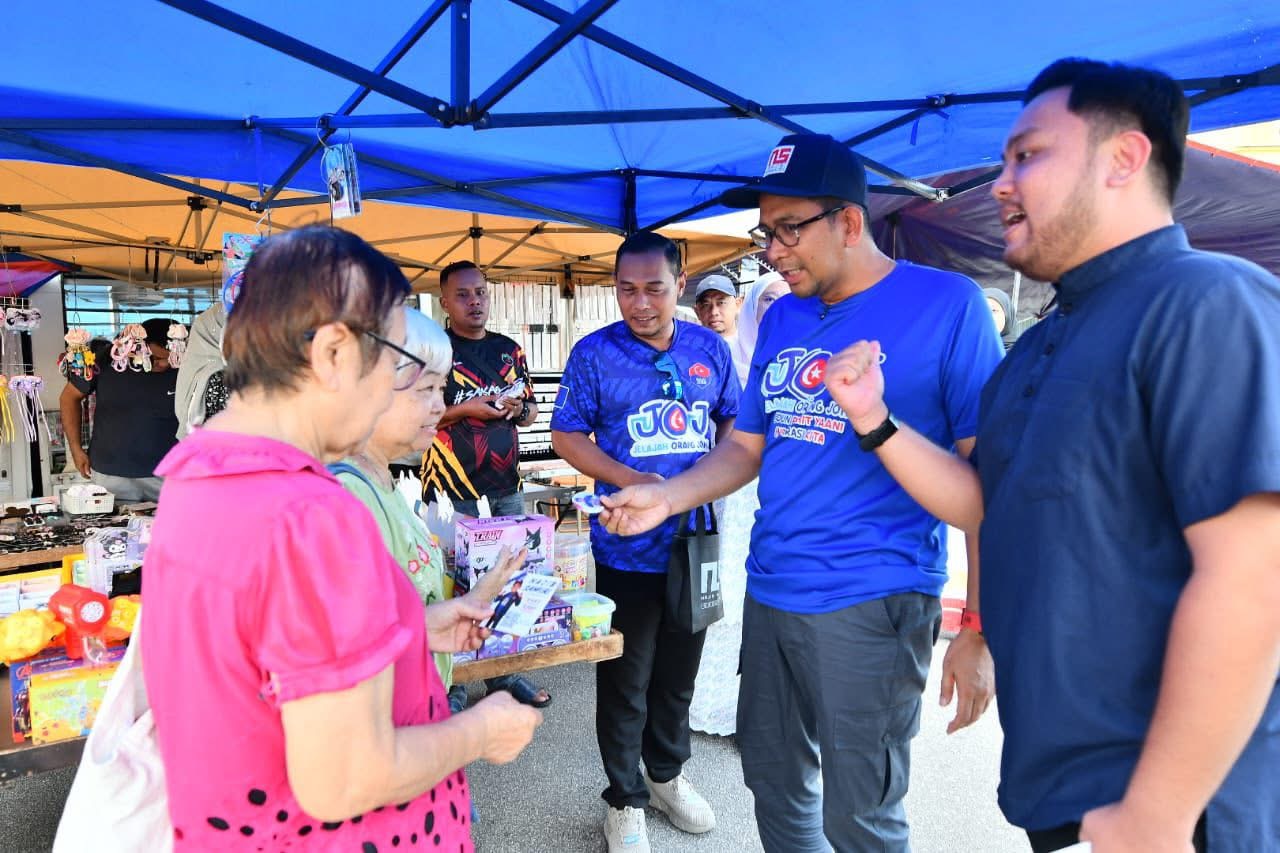 Najib Santuni Penduduk, Dekati Rakyat Melalui Program Komuniti Di Parit Yaani
