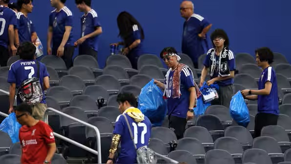Kalau dah pembersih, peminat Jepun kutip sampah di stadium Piala Dunia 2026