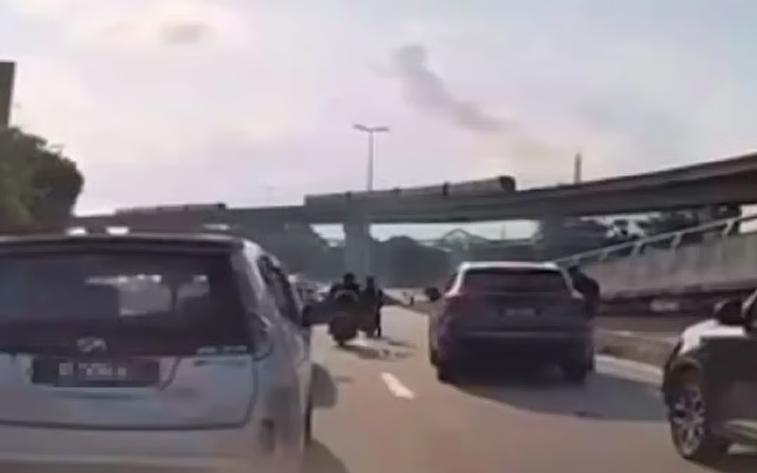 Cops hunt driver who crashed after weaving through LDP traffic