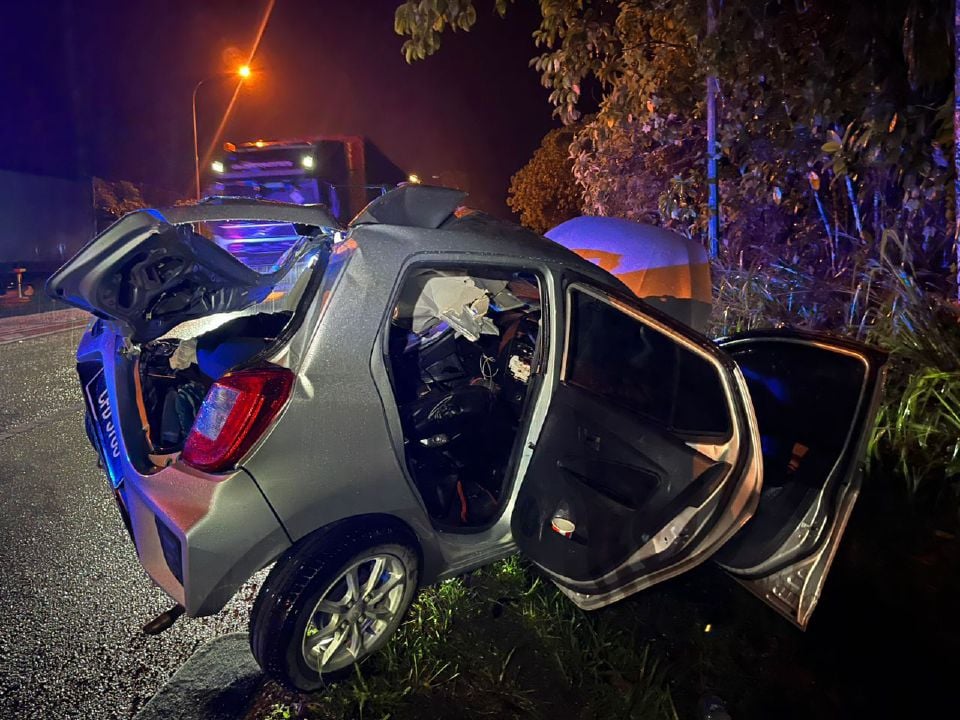 Dua maut kereta dan lori durian bertembung di Jalan Lipis-Benta