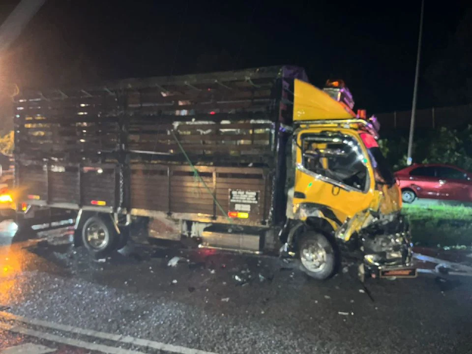 Dua maut kereta dan lori durian bertembung di Jalan Lipis-Benta