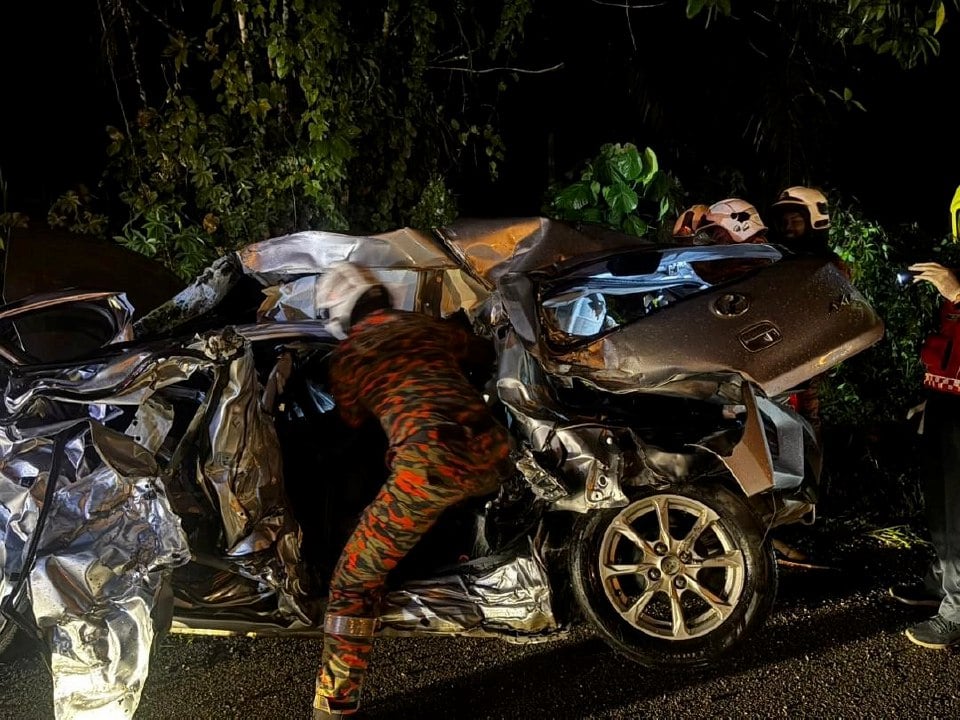Dua lelaki maut kereta bertembung lori