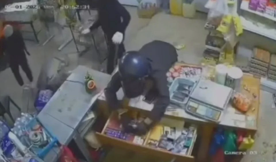 Pekerja kedai runcit cedera dilibas pedang dalam kejadian samun