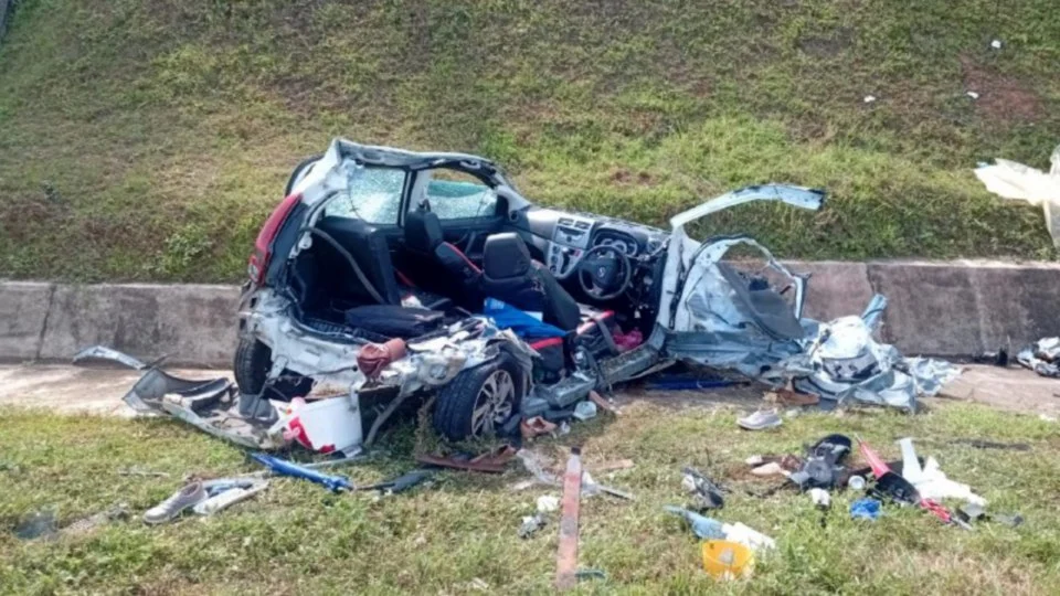 Myvi rosak di lorong kecemasan sebelum dirempuh lori