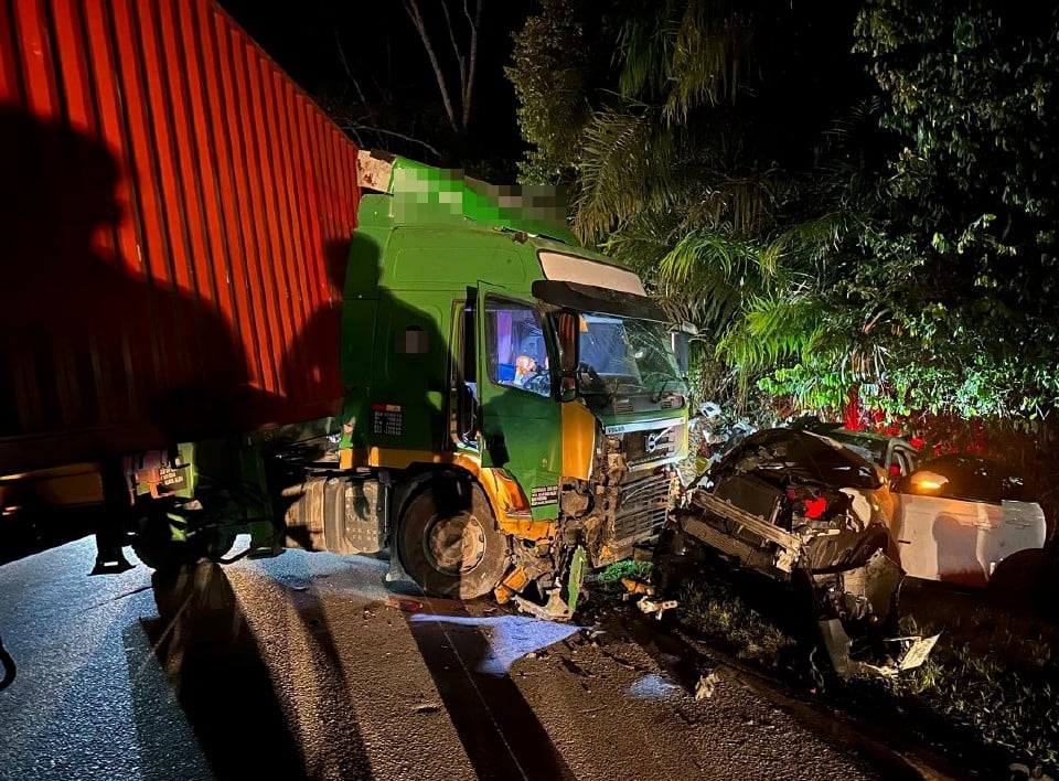2 maut, 3 parah nahas Proton X70 dinaiki 5 sekeluarga dengan treler