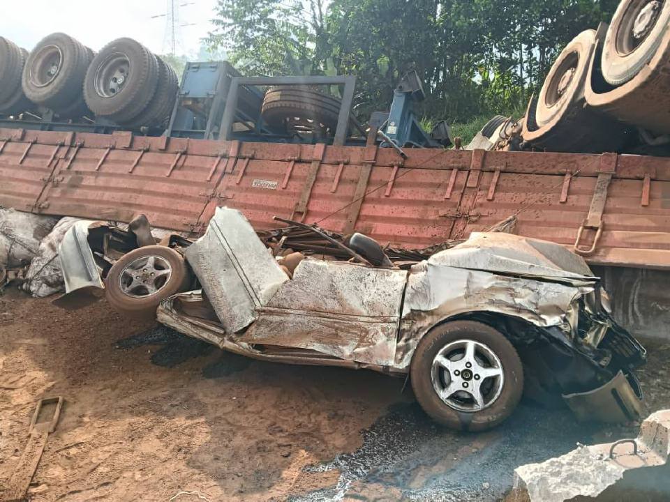 Nahas 4 maut: Treler hempap kereta terbakar ketika cuba dialih