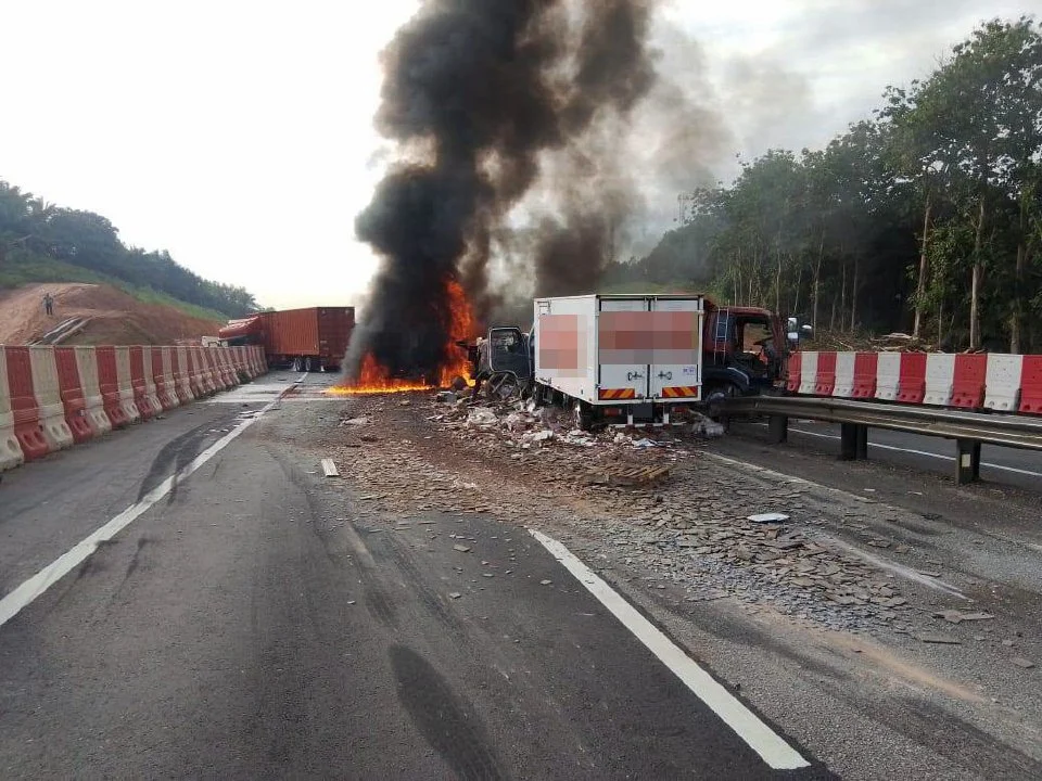 Nahas 4 lori, 2 kereta di Kulai dikhuatiri ragut nyawa, asap tebal menjulang, trafik hala selatan terhalang