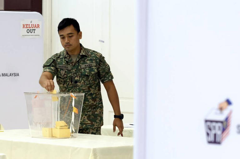 Over 2,400 military and police personnel cast early votes in Negeri Sembilan
