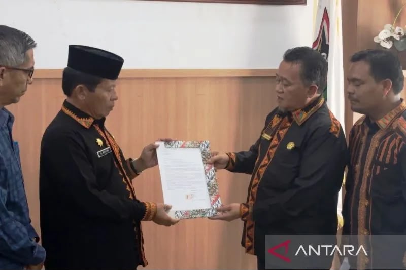 Pegawai kerajaan letak jawatan gara-gara anak tayang kekayaan di media sosial