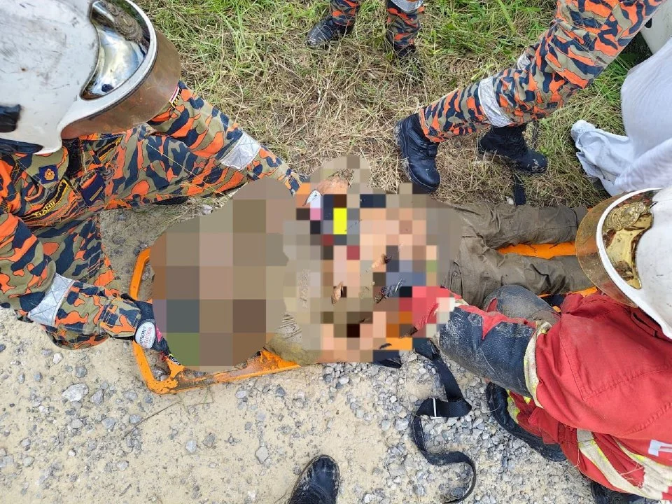 Dua maut kereta terbabas masuk parit