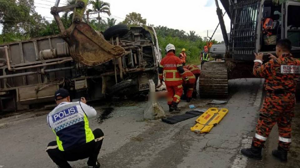 Pemandu maut tersepit bawah lori terbabas