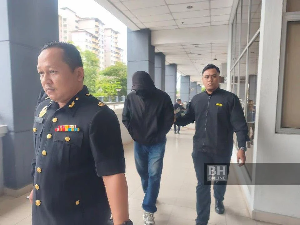 Anggota polis marin didakwa terima bayaran bulanan