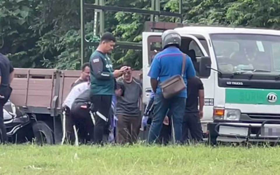 Pemandu lori terbabit kemalangan rupanya kena serangan jantung