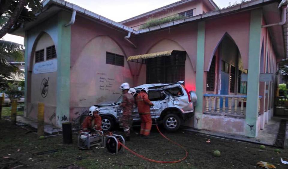 SUV terbabas langgar surau sekolah, 2 wanita maut