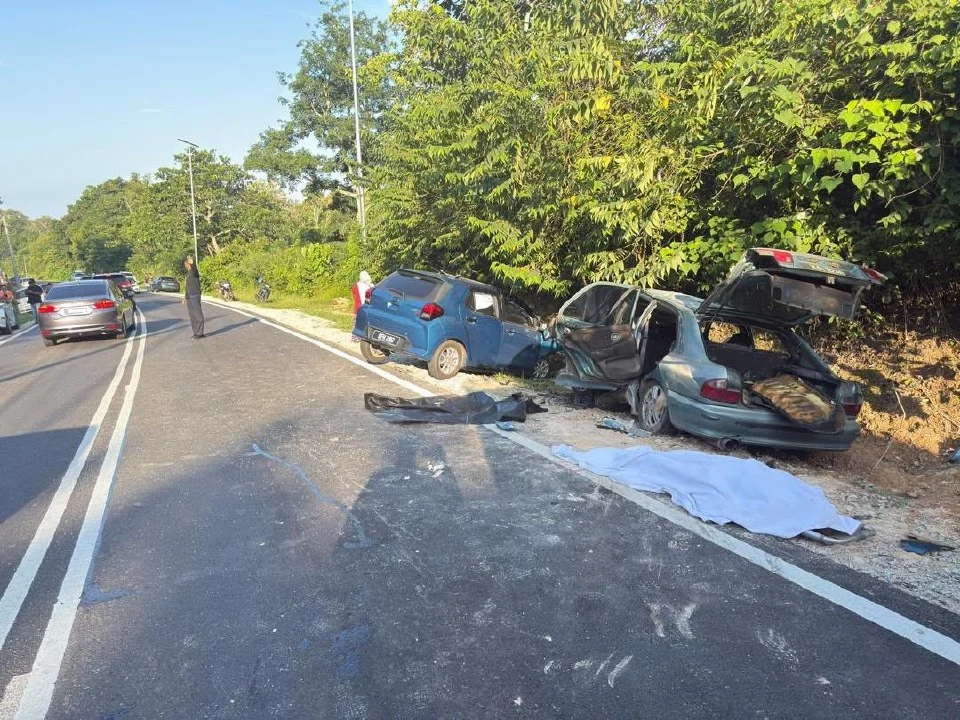Seorang maut, dua beranak parah dua kereta bertembung di Tampin