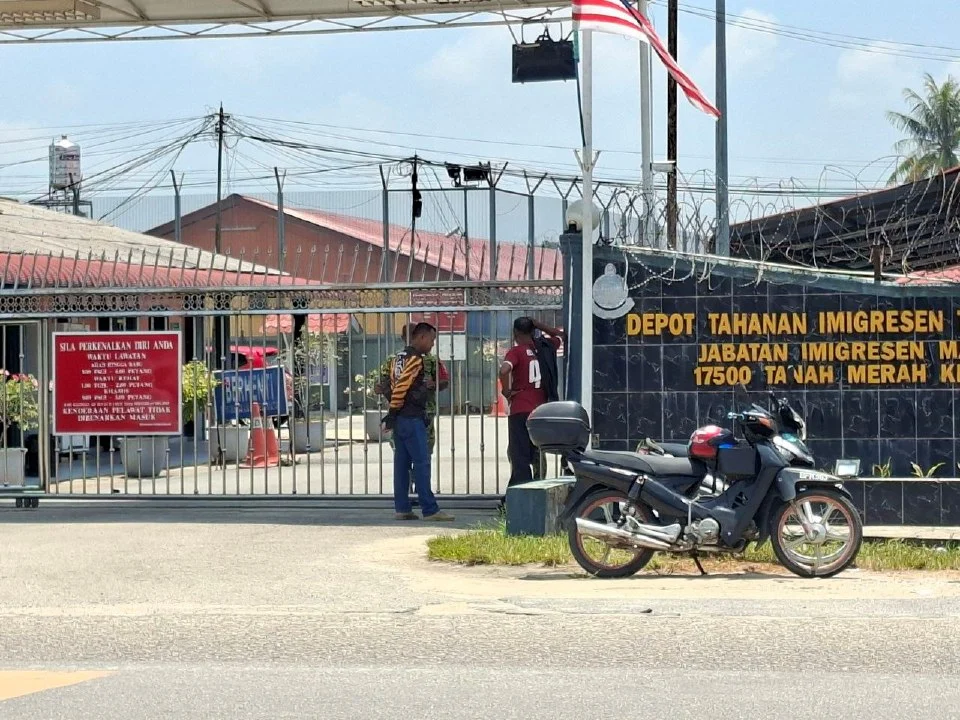 PATI lari depoh Imigresen: Pakaian hijau, kepala botak jadi petunjuk - Polis