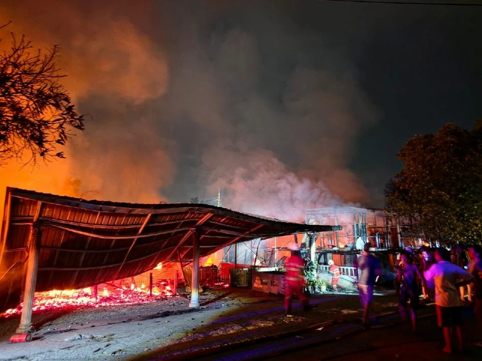 Kebakaran di Inaman: 2 rumah, 4 kenderaan terbakar, tindakan pantas elak 70 lagi kediaman hangus
