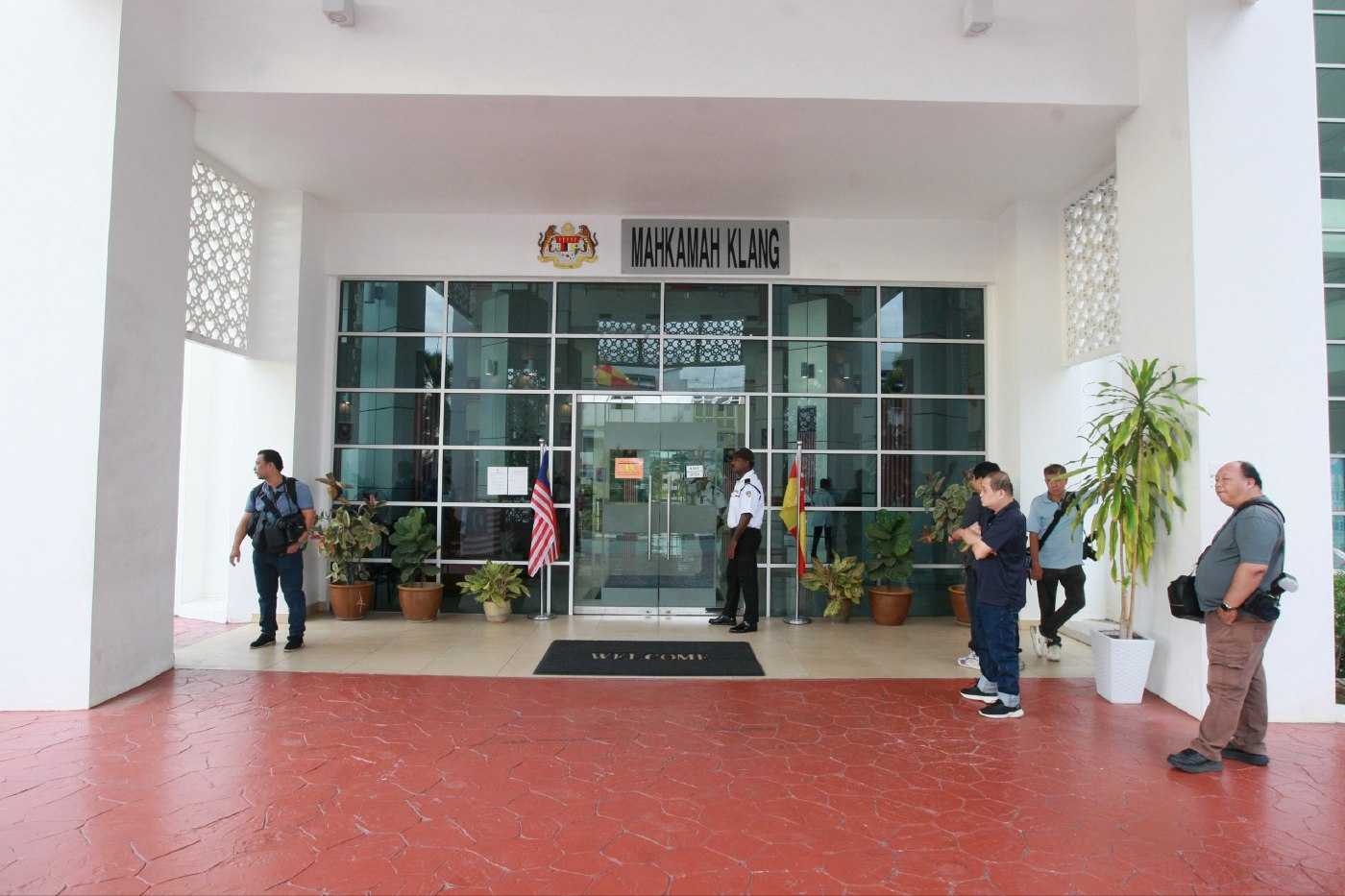 Quiet outside Klang court ahead of Rocky case charges