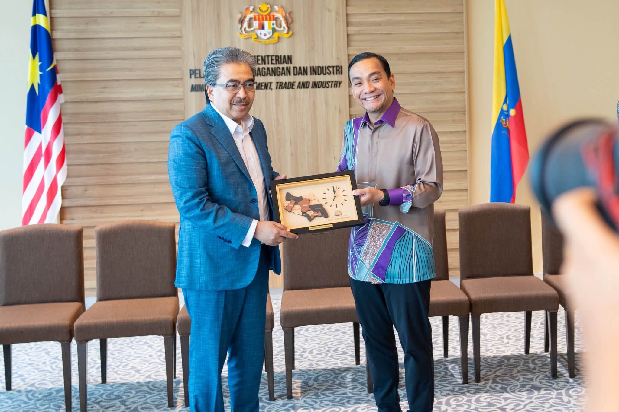 Johari, Onn Hafiz Bincang Usaha Perkukuh Pelaburan Johor