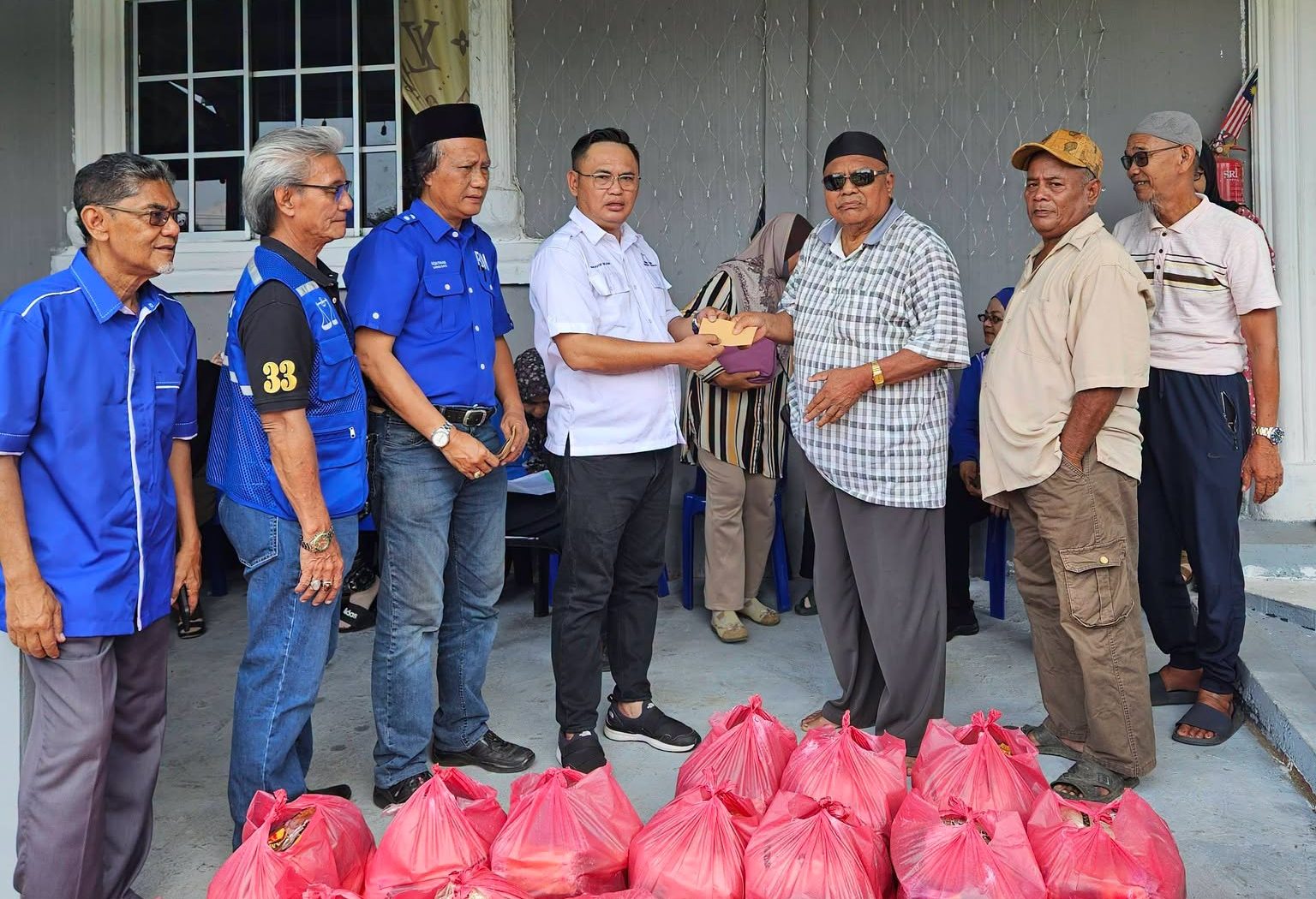 Program Saling Mengasihi: UMNO Lahad Datu Santuni 53 Mangsa Banjir Kilat