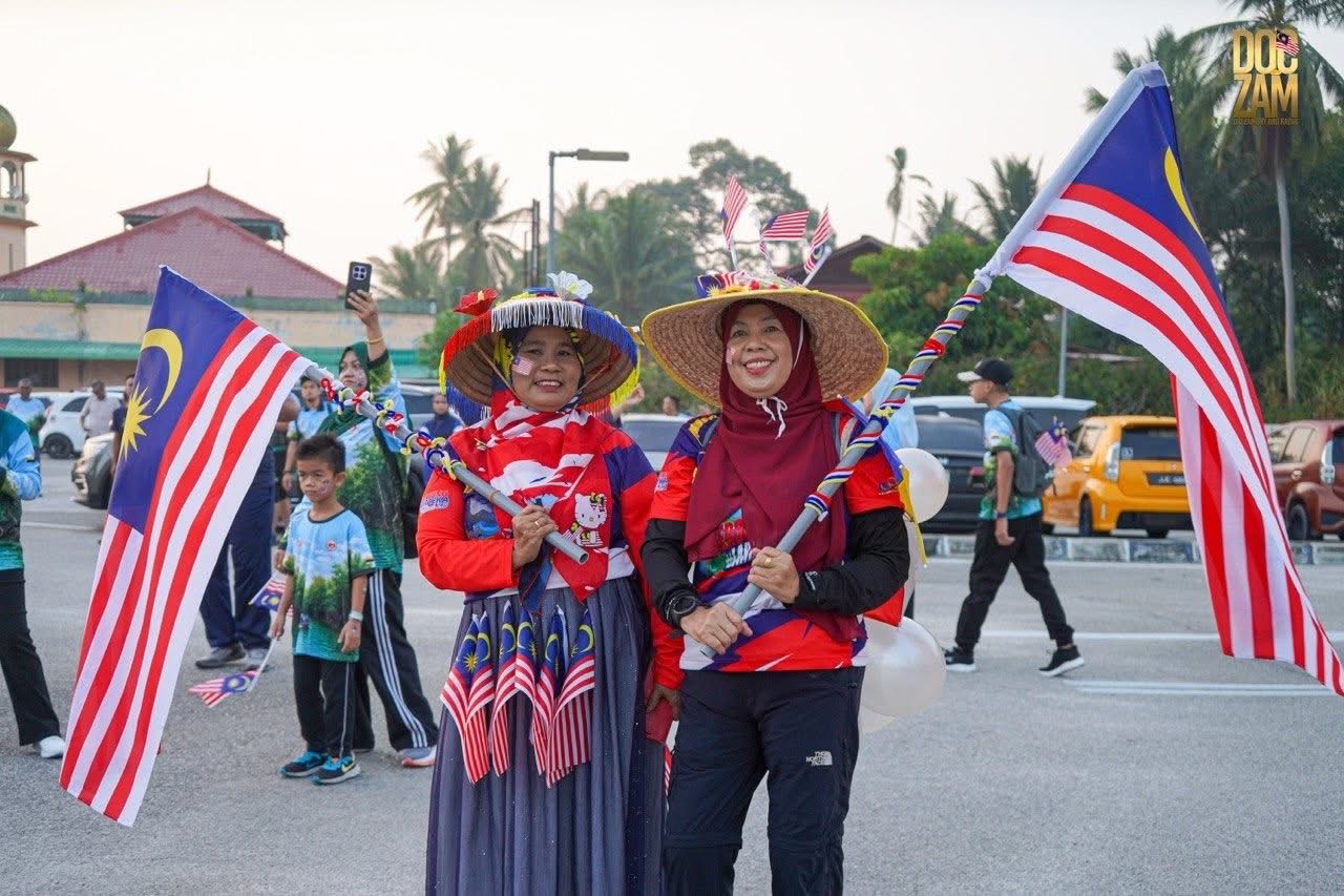 Jalur Gemilang Warnai Lekir Merdeka Fun Walk
