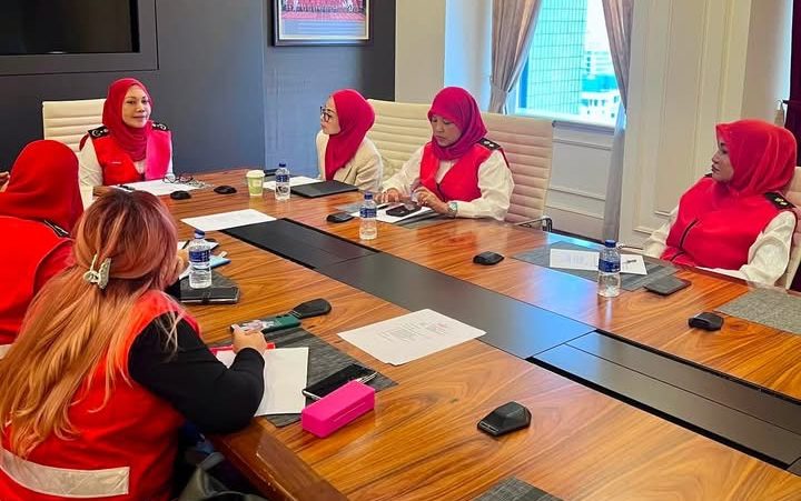 KUALA LUMPUR, 12 Ogos — Skuad Sayang 3K Kebangsaan terus memperkemas gerak kerja serta membuat persediaan awal bagi menghadapi Perhimpunan Agung UMNO Malaysia (PAU) 2026 yang bakal berlangsung bulan hadapan.
Komandan Skuad Sayang 3K Kebangsaan, Hisyam Suhaily Othman berkata, perkara berkenaan dibincangkan dalam Mesyuarat Skuad Sayang 3K Kebangsaan yang dipengerusikannya semalam.
Menurut beliau yang juga Exco Wanita UMNO Malaysia, setiap perancangan perlu disusun dengan teliti bagi memastikan segala amanah dapat dilaksanakan dengan penuh tanggungjawab.
“Setiap perancangan perlu disusun dengan teliti, setiap amanah perlu dilaksanakan dengan penuh tanggungjawab dan setiap gerak kerja mesti digerakkan secara bersama.
“Insya-Allah, dengan semangat kebersamaan dan komitmen seluruh warga Skuad Sayang 3K, kita terus melangkah dengan tekad untuk memberikan yang terbaik,” katanya.
Beliau berkata, persediaan awal yang dilaksanakan itu penting bagi memastikan Skuad Sayang 3K Kebangsaan berada pada tahap kesiapsiagaan yang baik dalam menjayakan agenda dan tugasan yang dipertanggungjawabkan sempena PAU 2026.- UMNO Online