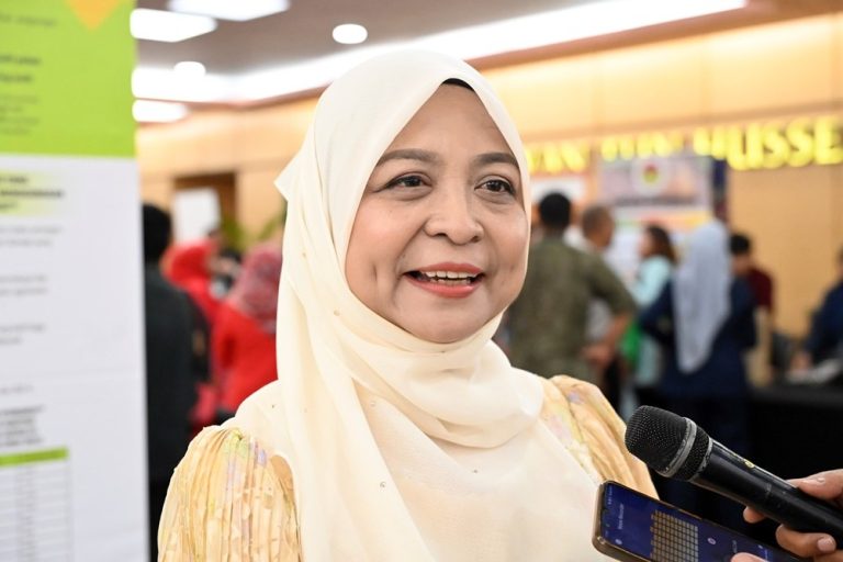 77 Tahun Wanita UMNO: Teguh Berkhidmat, Terus Mewarisi – Wan Mohalina