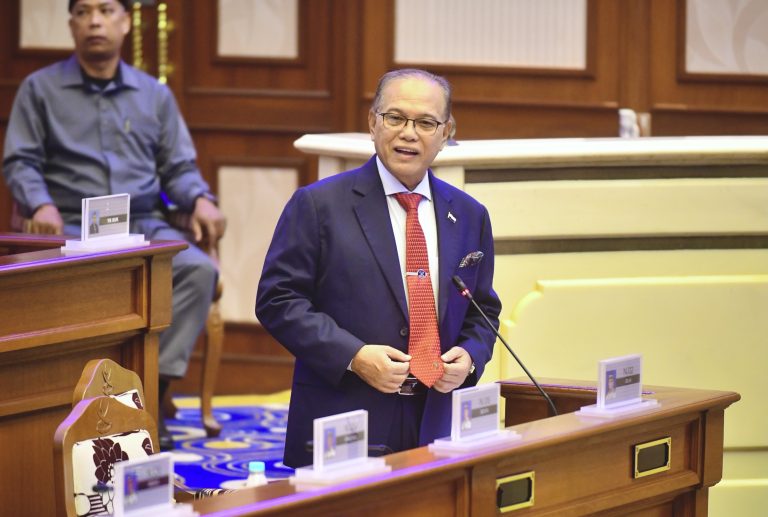 Pahang Nokhtahkan Miskin Tegar, Pangkas Kemiskinan 30 Peratus