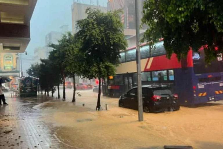 Floods: 81 still at relief centre, Linggi bridge submerged