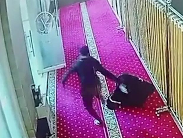Beg mahasiswi dicuri ketika sujud solat zuhur