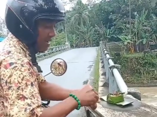 Lelaki santai makan hidangan makhluk halus