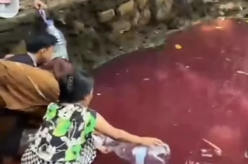 Air mata air bertukar merah