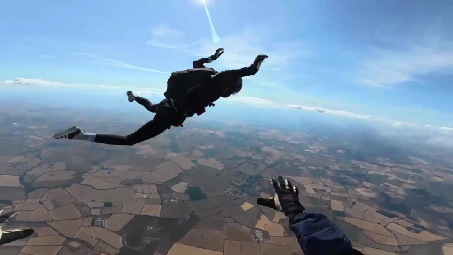 Wanita selamat jatuh dari ketinggian lebih 3,000 meter