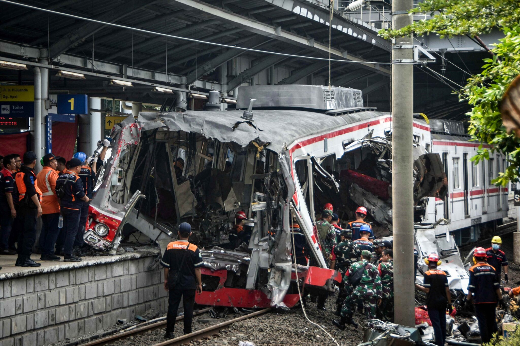 Pemandu kereta api rempuh gerabak wanita lambat tekan brek