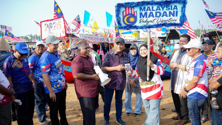 Perarakan Bot Nelayan… Lautan Patriotik Satukan Rakyat