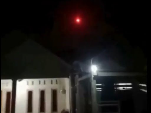 Bola api misteri melayang waktu malam