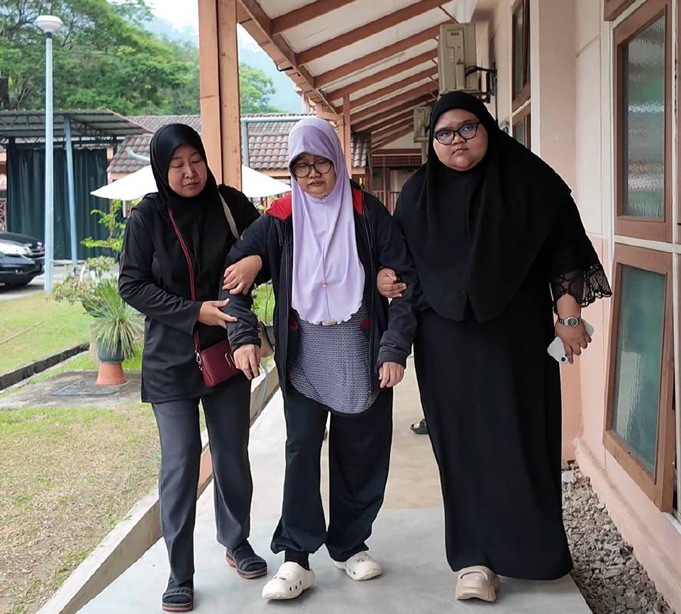 2 rentung kemalangan: Ibu sebak, terpaksa dipapah ketika tuntut jenazah