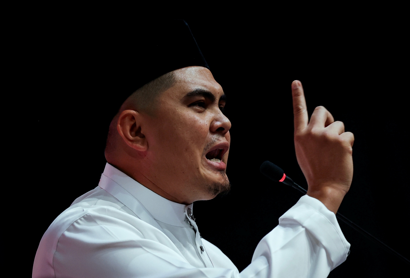 Akmal demands apology from netizen over 'stolen money' allegation