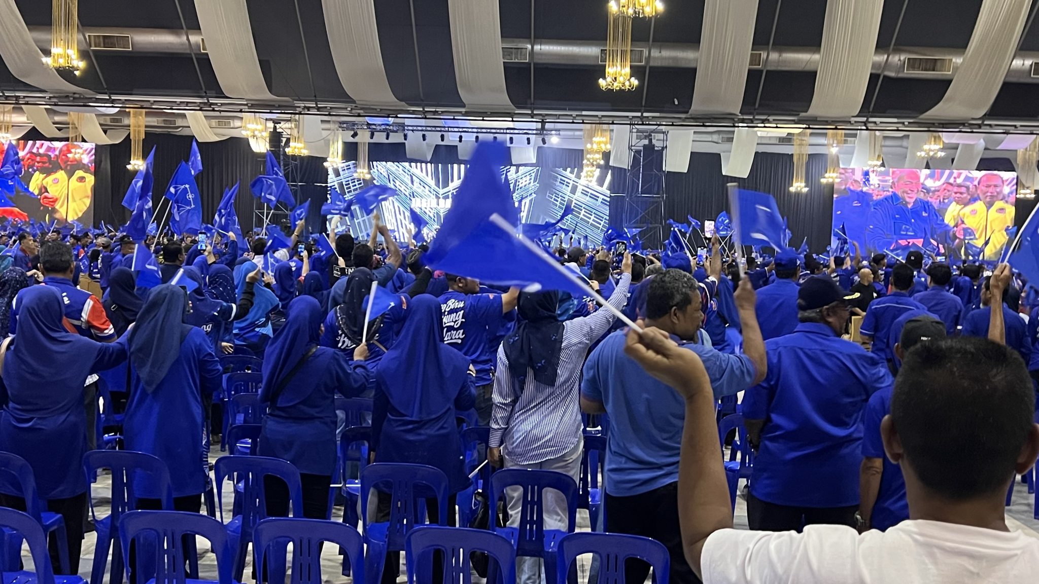 Laungan ‘Melaka Lerr!’ ‘Kita Geng Biru’ Gegarkan MITC, Meriahkan Pelancaran Jentera BN