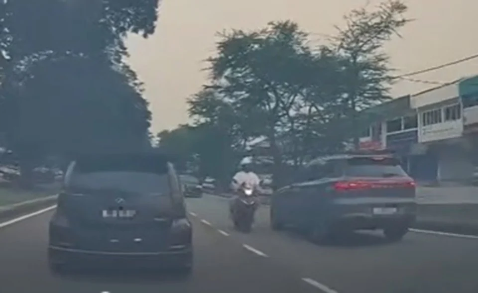 Memandu secara berbahaya, pemandu Proton e-MAS dalam video tular ditahan