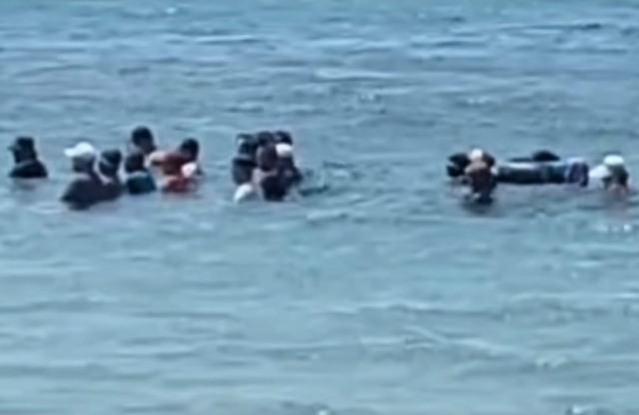 Penduduk solat berjemaah dalam laut